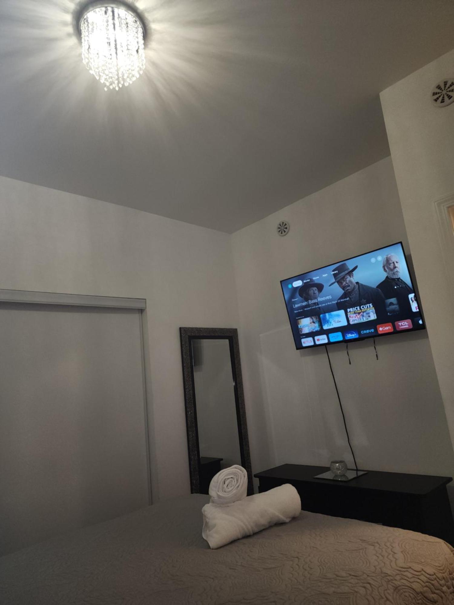 Appartement Beautiful Townhouse Near Yorkdale Mall, Wilson Subway à Toronto Extérieur photo